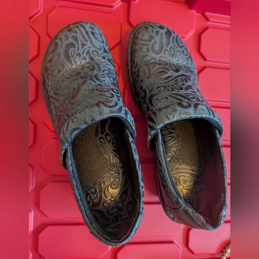 Embroidered Black Slip-On Clogs Sz 8.5M